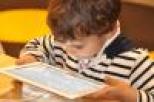 Niño usando una tablet.