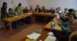 Alumnos mayores del curso enseñando los smartphones.