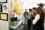 Chica explicando su proyecto en un expositor en Galiciencia.