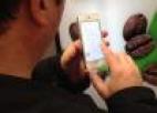 Hombre sosteniendo un teléfono móvil.