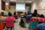 Jóvenes en un aula informática.