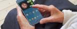 Unha persoa maior utiliza a aplicación de Angel4 para Android