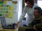 Un usuario del centro de día de Aspace utiliza un ordenador a través de su iris 