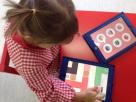 Nena usando tablet