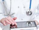 Médico usando móvil