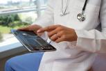 Médico usando tablet