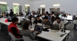 Aula con personas trabajando sobre ordenadores portátiles