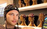 Mozo con gorro con electrodos