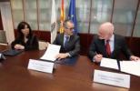 Xesús Vázquez y Mar Pereira en la firma del protocolo con 'Protégeles' 