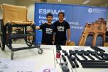 Los estudiantes Adrià Sallés y Bernat Vila, con la silla de ruedas DIY Wheelchai