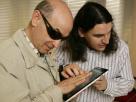 Dos personas ciegas usando una tablet
