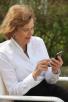 Anciana usando un smartphone