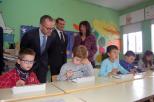Vázquez Abad visitando o CEIP de Vilar de Barrio