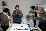 Personas mayores usando Smartphones