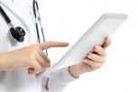 Médico usando tableta