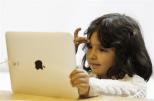Niña usando tablet