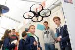 Dron volando delante de jóvenes