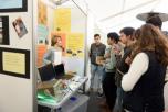 Jóvenes ante un stand de Galiciencia