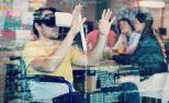 Un mozo con discapacidade en cadeira de rodas utiliza unha lentes de realidade virtual