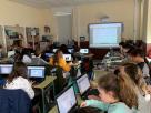 Alumnos do colexio Ponte dos Brozos usando portátiles nunha clase.