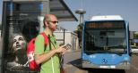 Un usuario de aplicacións de mobilidade, a piques de subirse ao autobús 133 de Madrid, nas inmediacións de Moncloa. A ONCE.