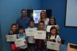Participantes en los cursos infantiles de introducción a la informática.