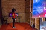 Nena usando un caso de realidade virtual.