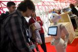 El robot PACA atendiendo a los visitantes al congreso.