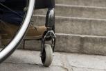 Cadeira de rodas ante unha escaleira.