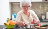 Fotografía de una mujer mayor cocinando.