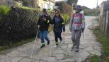 Persona con discapacidad acompañada de otras dos, haciendo el camino de Santiago.