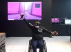 Persoa en cadeira de rodas usando uns cascos de realidade virtual.