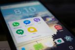 Móvil con apps de mensajería.