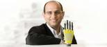 Ravinder Dahiya posa con una prótesis hecha con piel artificial de grafeno. UNIVERSIDAD DE GLASGOW