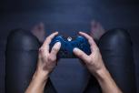 Una persona sujeta un mando de una consola Xbox One.