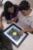 Laia Valls, coa integradora social Marta Muñoz, mentres realiza tarefas de estimulación cognitiva na plataforma Armoni (Carles Castro / GARRAF NEWS MEDIA)..
