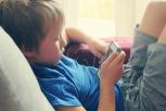 Un neno utilizando un smartphone.
