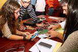 Técnicos do proxecto durante unha das formacións para a adaptación de produtos tecnolóxicos.