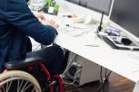 Persona con discapacidad en su puesto de trabajo.