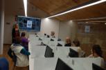Persoas asistindo a unha formación en TIC.