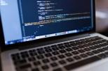 Portátil ejecutando un entorno de programación.