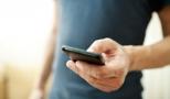 Persoa usando un smartphone.