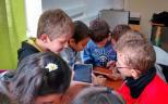 Nenos usando tablets.