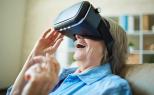 Unha persoa maior usando lentes de realidade virtual.
