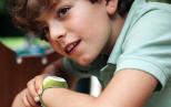 Niño con un Pingonaut Kidswatch.