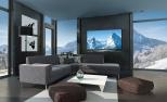 Un televisor LG OLED IA C8 nun salón preto das montañas.