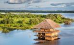 Casa peruana sobre el río Amazonas.