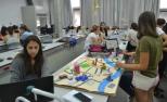 Chicas en un laboratorio.