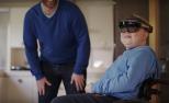 Harrison Smith utilizando las Hololens.