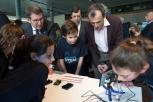Alberto Núñez Feijóo y Pedro Duque junto a chavales en el STEMlab Galicia.